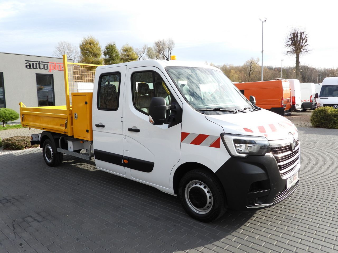RENAULT MASTER TIPPER DOUBLE CABIN DOKA 7 SEATS CRUISE CONTROL NAVIGATION LED LIGHTS AIR CONDITIONING 145HP - Carrinha basculante: foto 4 RENAULT MASTER TIPPER DOUBLE CABIN DOKA 7 SEATS CRUISE CONTROL NAVIGATION LED LIGHTS AIR CONDITIONING 145HP - Carrinha basculante: foto 4