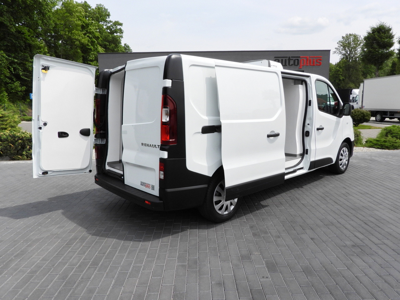 RENAULT TRAFIC REFRIGERATOR VAN 0*C CRUISE CONTROL LED LIGHTS AIR CONDITIONING 120HP - Carrinha frigorífica: foto 3 RENAULT TRAFIC REFRIGERATOR VAN 0*C CRUISE CONTROL LED LIGHTS AIR CONDITIONING 120HP - Carrinha frigorífica: foto 3