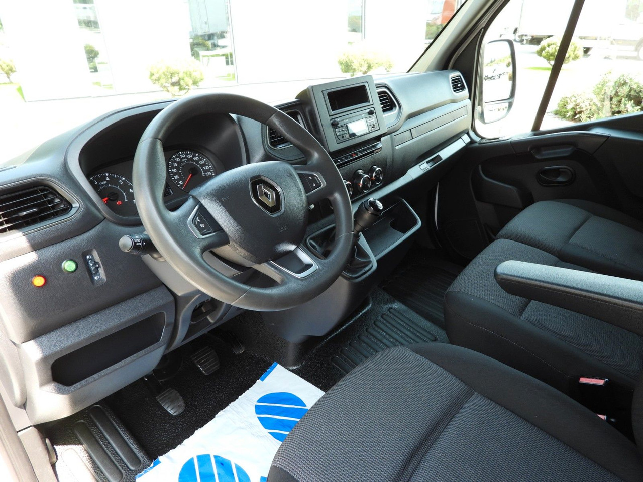 Renault MASTER KOFFER AUFZUG 8 PALETTEN TEMPOMAT LED - Carrinha de contentor: foto 2 Renault MASTER KOFFER AUFZUG 8 PALETTEN TEMPOMAT LED - Carrinha de contentor: foto 2