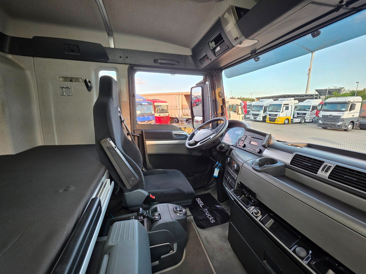 Camião grua MAN TGX 26.360 6x2-2 BL / Intarder / HIAB 166K PRO: foto 34 Camião grua MAN TGX 26.360 6x2-2 BL / Intarder / HIAB 166K PRO: foto 34