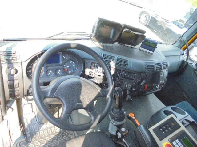 Caminhão de lixo DAF 75.240 75 240 6X2: foto 7