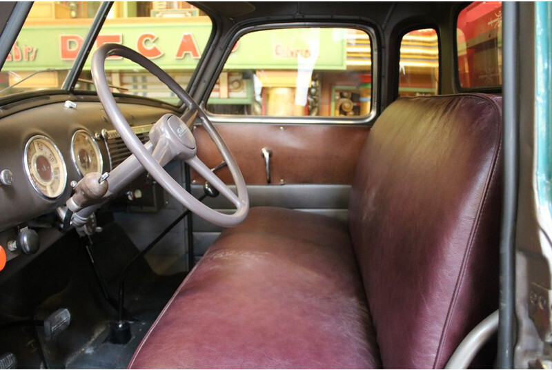 Fotografia de interior 1: Camião de caixa aberta/ Plataforma GMC 1948 GMC