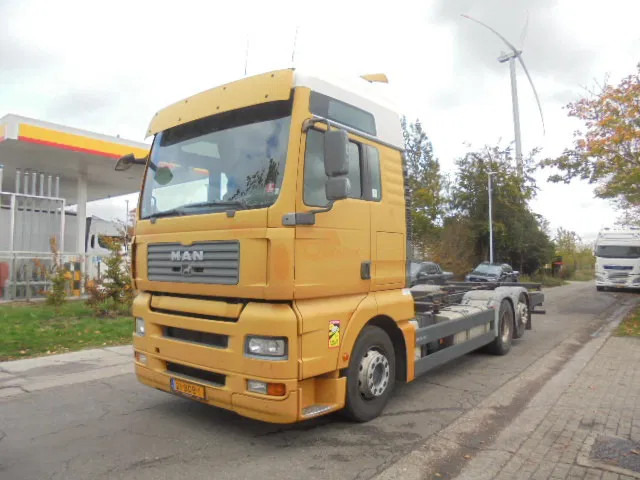MAN TGA 26.440 RETARDER NL TRUCK - Camião transportador de contêineres/ Caixa móvel: foto 1 MAN TGA 26.440 RETARDER NL TRUCK - Camião transportador de contêineres/ Caixa móvel: foto 1