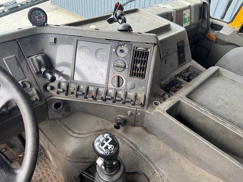 Caminhão limpa fossa Volvo FL10: foto 8