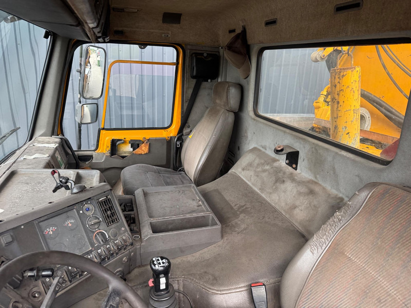 Caminhão limpa fossa Volvo FL10: foto 6