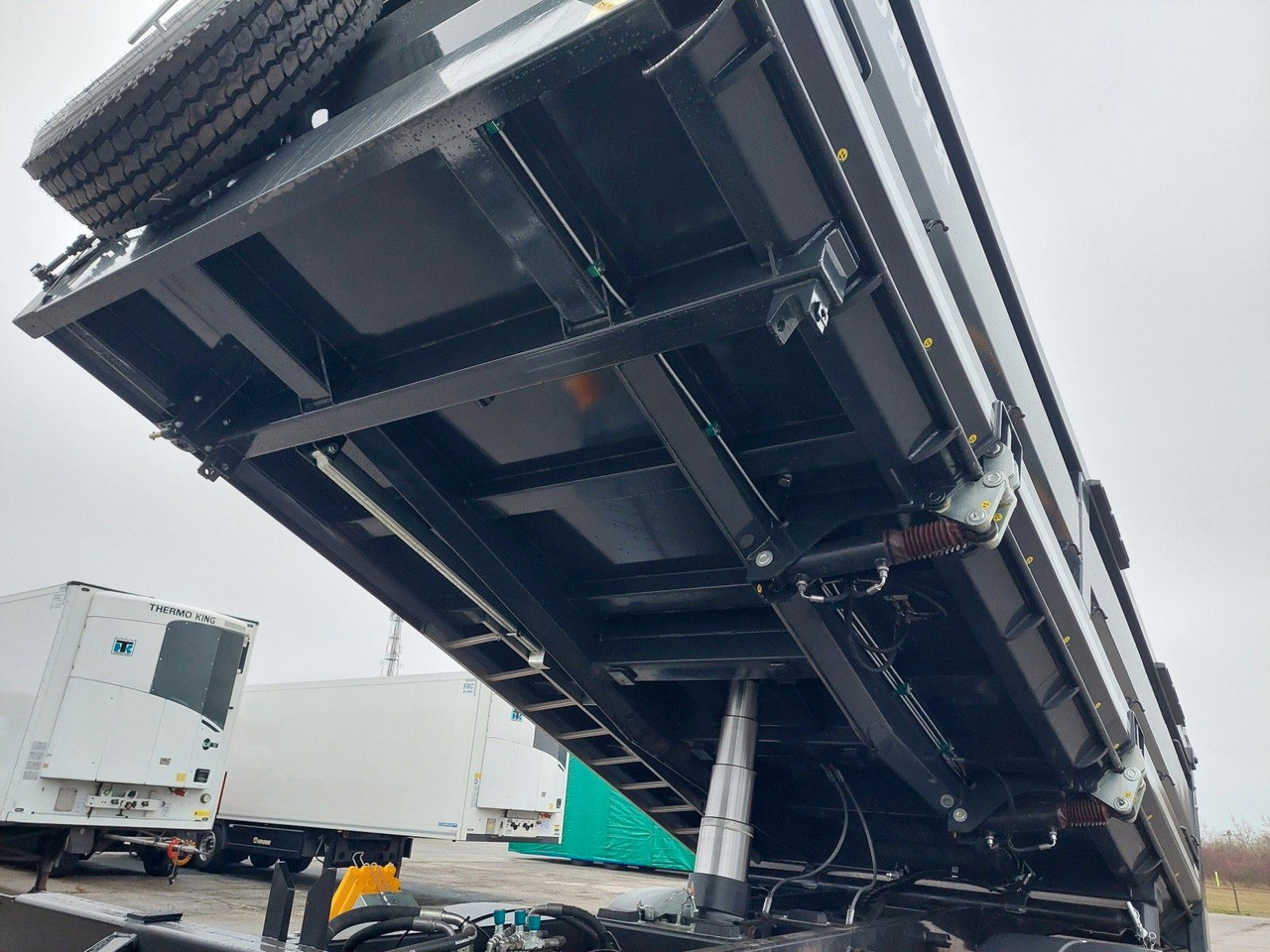 MAN TGS 35.520 6X6 BB CH - Camião basculante: foto 5 MAN TGS 35.520 6X6 BB CH - Camião basculante: foto 5