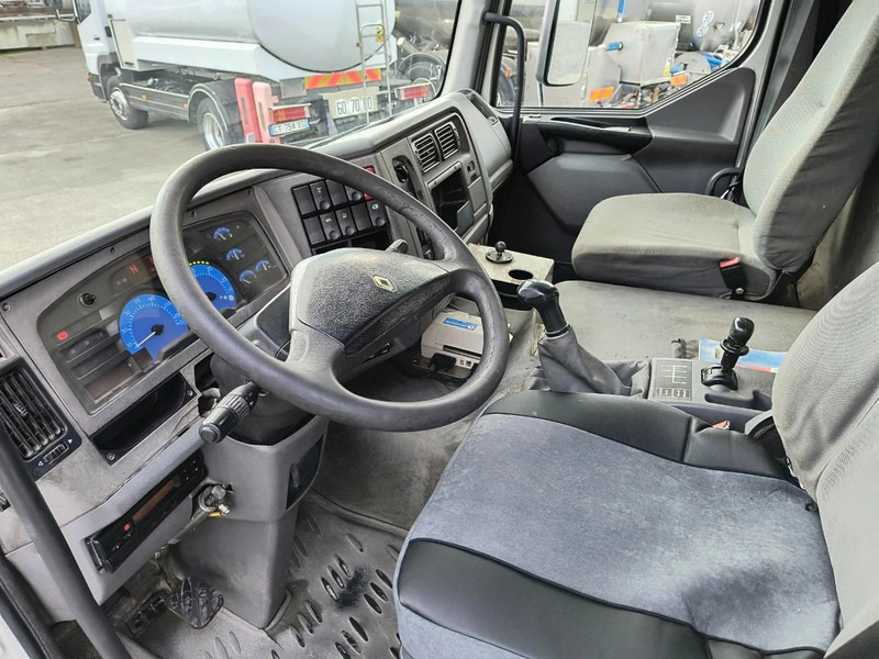 Fotografia de interior 1: Caminhão tanque para transporte de combustível Renault Midlum 220 8000L FUEL / CARBURANT TANK - 3 COMP/ A LAMES