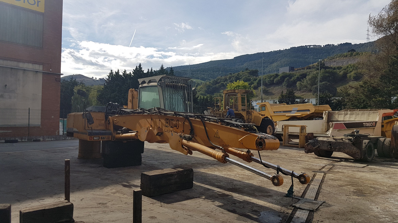 LIEBHERR A904C S/N: WLHZ044ZHZK023635 (2005) - Máquina de construção: foto 1 LIEBHERR A904C S/N: WLHZ044ZHZK023635 (2005) - Máquina de construção: foto 1