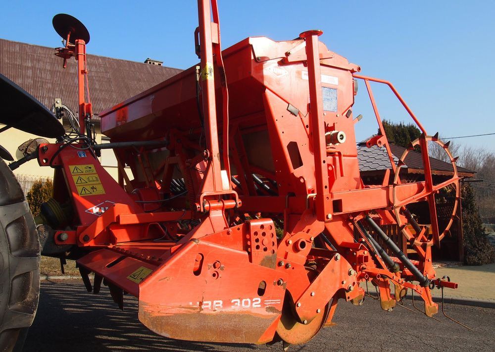 Agregat uprawowo-siewny Kuhn Kuhn HRB302D I INTEGRA 3000 2002 Brona wirowa + siewnik KUHN agregat uprawowo-siewny 3m - Semeadora combinada: foto 1 Agregat uprawowo-siewny Kuhn Kuhn HRB302D I INTEGRA 3000 2002 Brona wirowa + siewnik KUHN agregat uprawowo-siewny 3m - Semeadora combinada: foto 1