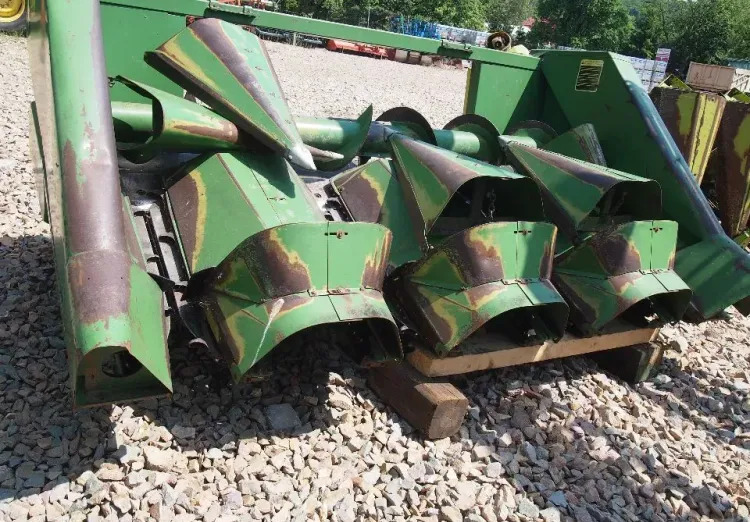Heder John deere do kukurydzy 4 rzędowy claas john deere - Plataforma para colher milho: foto 1 Heder John deere do kukurydzy 4 rzędowy claas john deere - Plataforma para colher milho: foto 1