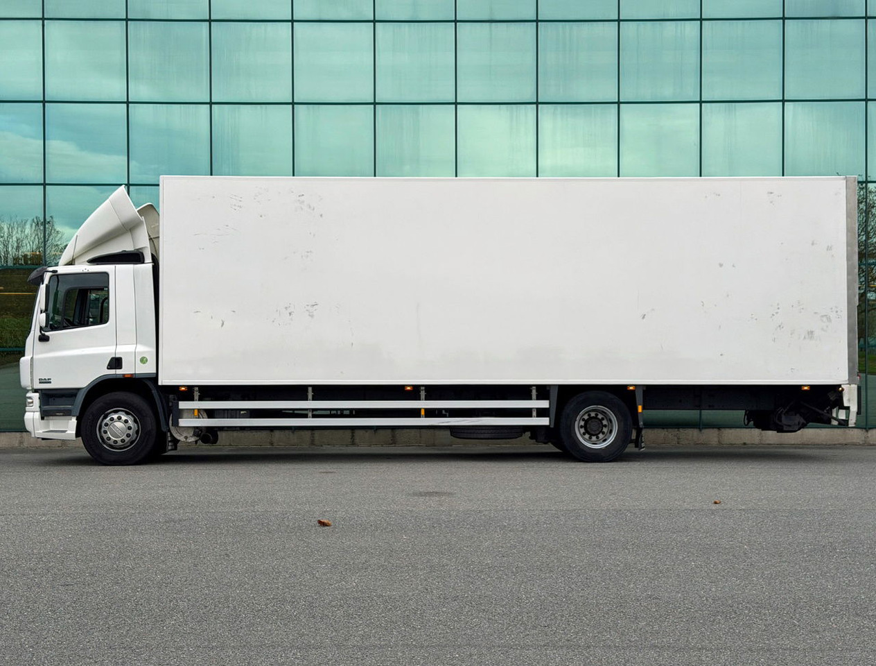 DAF CF 75.250 Euro 3 Manual Gearbox VAN Beurden Isolated BOX Tail Lift Super Condition NL-Truck - Camião furgão: foto 2 DAF CF 75.250 Euro 3 Manual Gearbox VAN Beurden Isolated BOX Tail Lift Super Condition NL-Truck - Camião furgão: foto 2