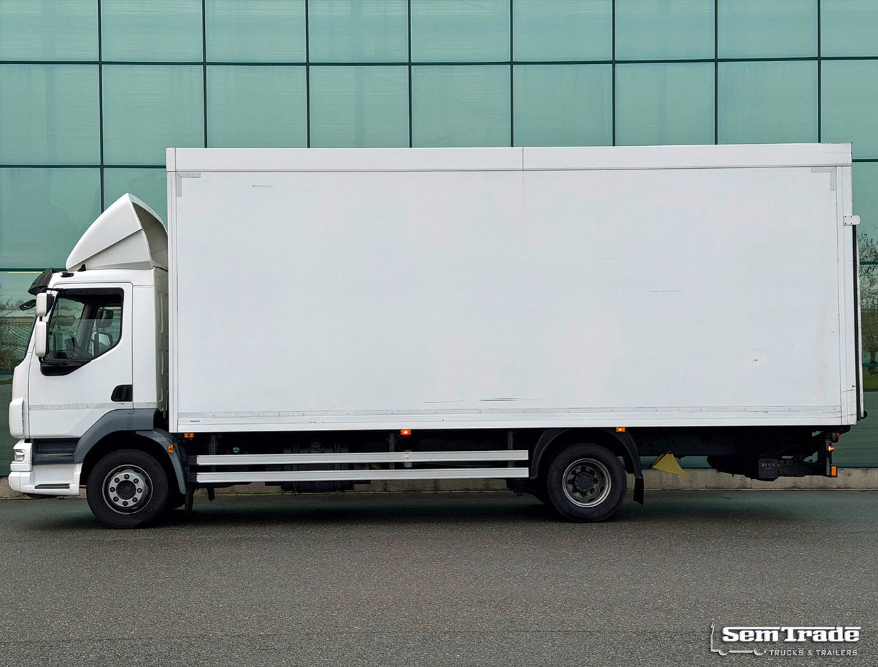 DAF LF 55.250 Euro 5 Schuster BOX 720x250x280 CM Inside Airco Tail Lift - Camião furgão: foto 2 DAF LF 55.250 Euro 5 Schuster BOX 720x250x280 CM Inside Airco Tail Lift - Camião furgão: foto 2
