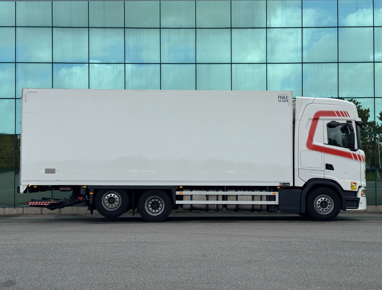 Scania S500 6X2 Retarder 815 x 250 x 275 CM Inside TOP Condition Holland Truck - Camião frigorífico: foto 4 Scania S500 6X2 Retarder 815 x 250 x 275 CM Inside TOP Condition Holland Truck - Camião frigorífico: foto 4