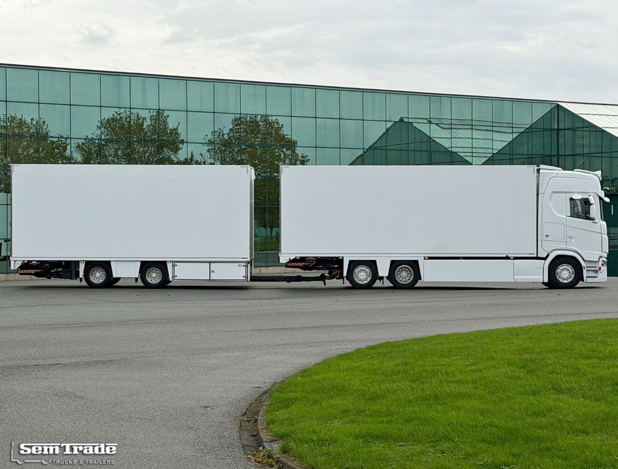 Scania S660 V8 Retarder Full Options 50CC VAN Beurden Boxes 2x Lift Super Condition - Camião frigorífico: foto 5 Scania S660 V8 Retarder Full Options 50CC VAN Beurden Boxes 2x Lift Super Condition - Camião frigorífico: foto 5