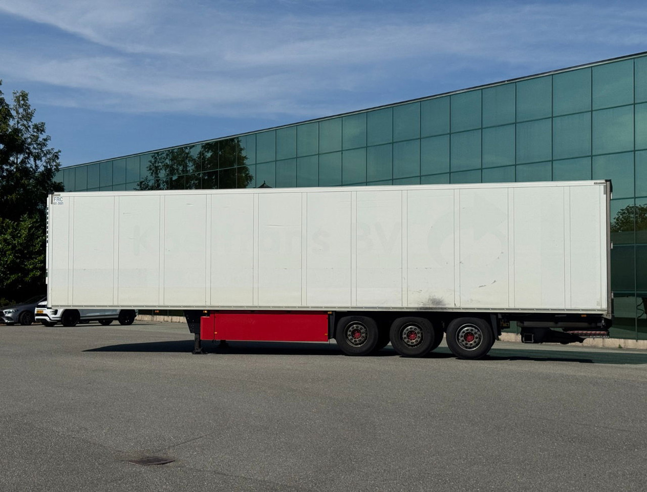 Schmitz Cargobull SCBS3B 270 CM High Flower Wide Liftaxle Tail Lift NL Trailer 6 - Semi-reboque frigorífico: foto 2 Schmitz Cargobull SCBS3B 270 CM High Flower Wide Liftaxle Tail Lift NL Trailer 6 - Semi-reboque frigorífico: foto 2