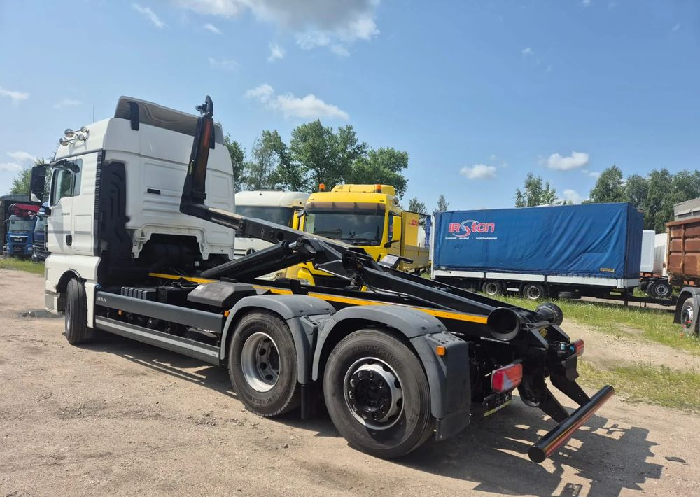 MAN TGX 26-460 Hakowiec oś skrętna - Camião polibenne: foto 1 MAN TGX 26-460 Hakowiec oś skrętna - Camião polibenne: foto 1