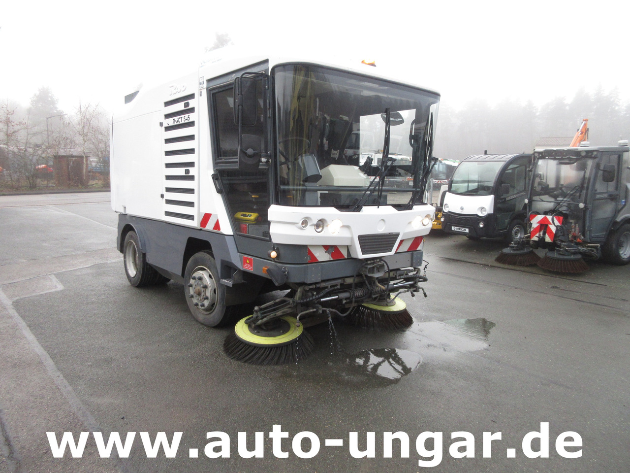 RAVO 545 Compact Kehrmaschine 5m³ Kommunalfahrzeug Baujahr 2010 streetsweeper - Veículo municipal/ Especial: foto 1 RAVO 545 Compact Kehrmaschine 5m³ Kommunalfahrzeug Baujahr 2010 streetsweeper - Veículo municipal/ Especial: foto 1