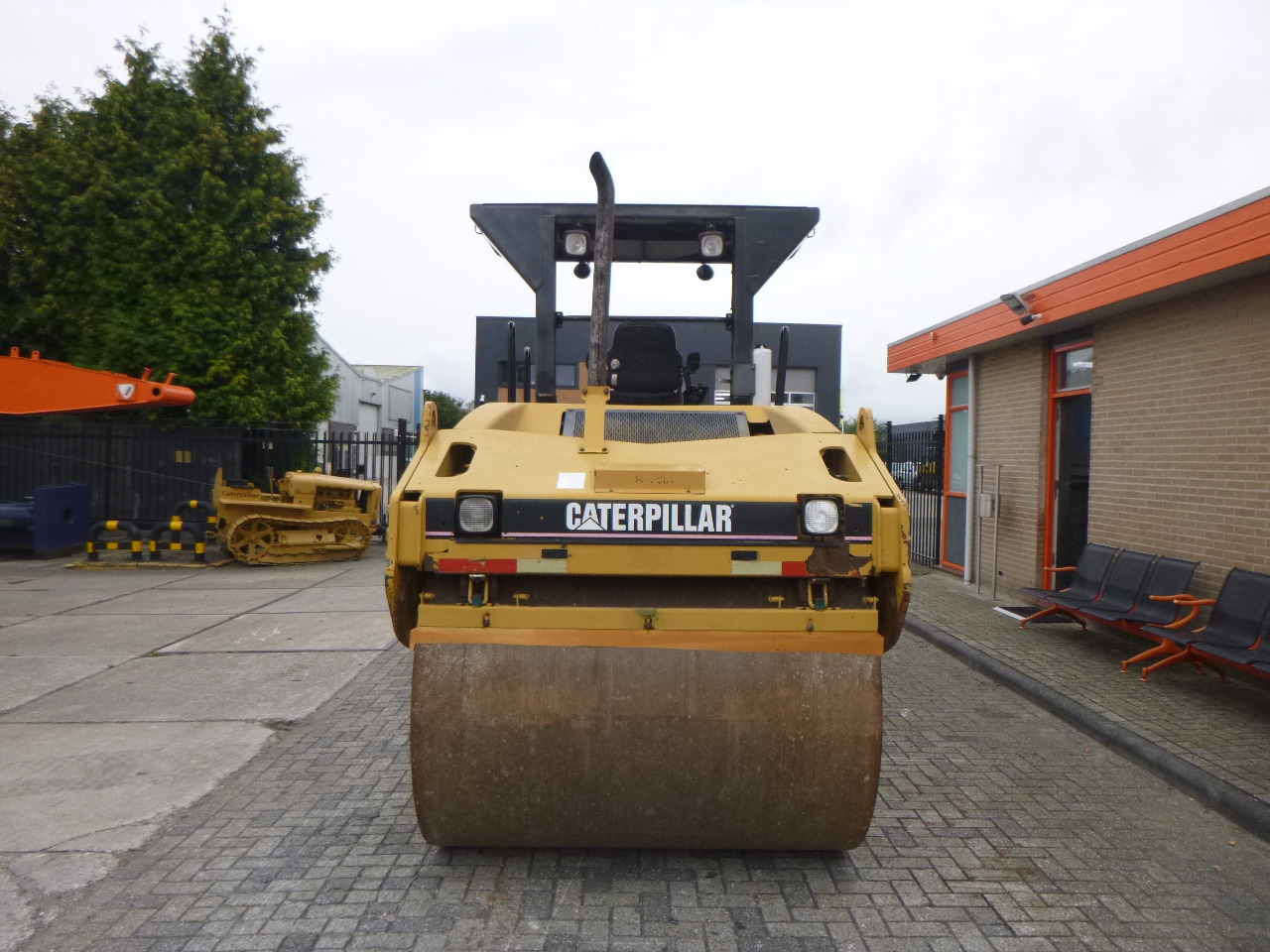 CATERPILLAR CB-534D - Compactador de asfalto: foto 4 CATERPILLAR CB-534D - Compactador de asfalto: foto 4