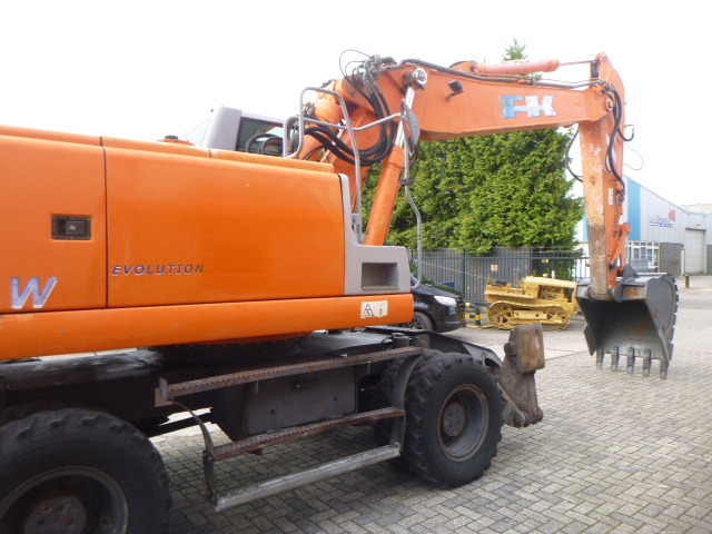 Escavadeira de rodas FIAT-KOBELCO E215W: foto 10