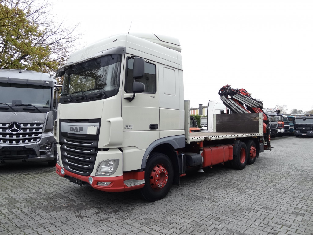 Daf XF440 6X2 Fassi 235 mit Jib bis 24.50 Meter - Camião grua, Camião de caixa aberta/ Plataforma: foto 1 Daf XF440 6X2 Fassi 235 mit Jib bis 24.50 Meter - Camião grua, Camião de caixa aberta/ Plataforma: foto 1