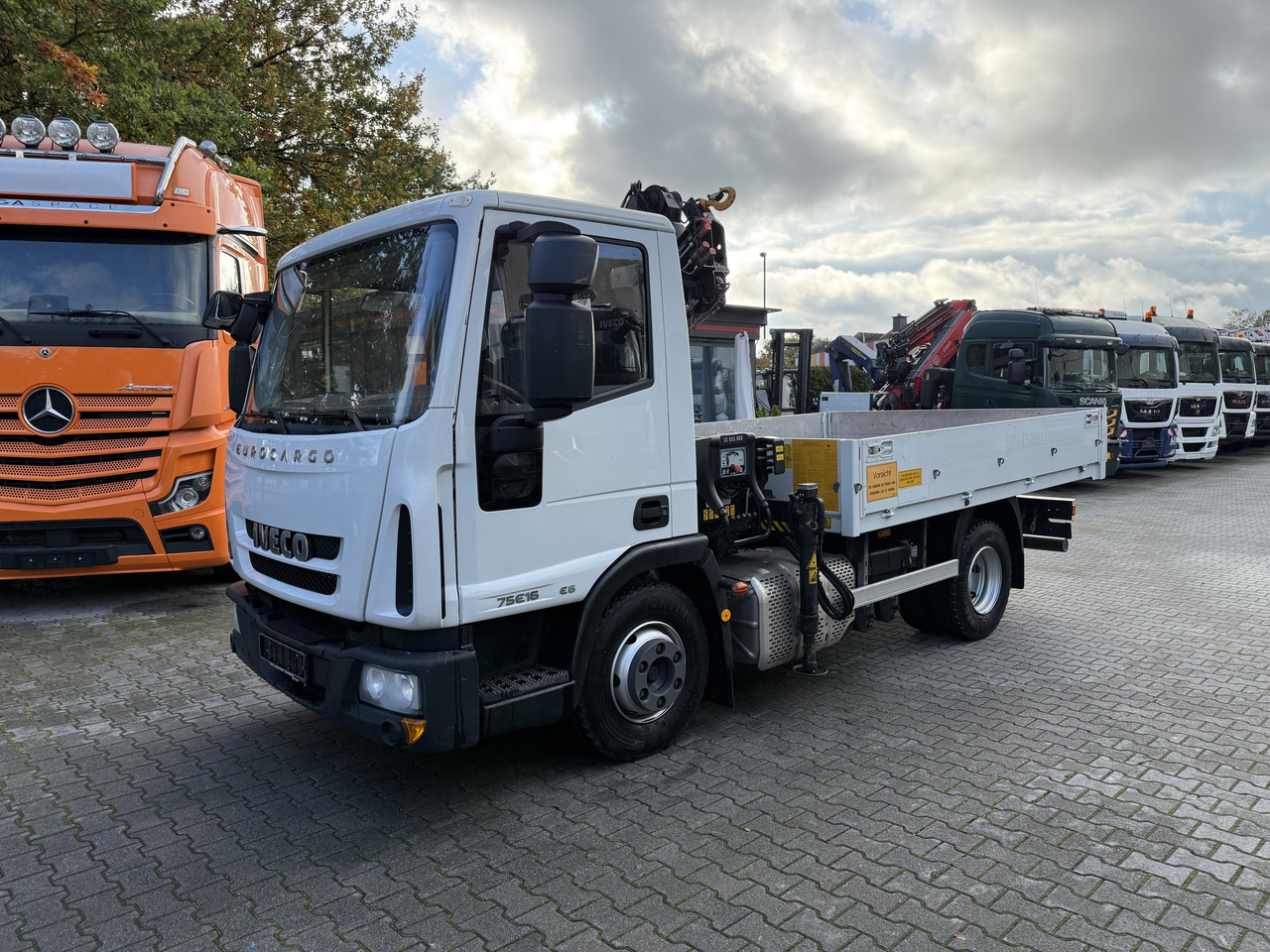 Iveco EuroCargo 75E16 Kran Hiab 055-2 - Camião de caixa aberta/ Plataforma, Camião grua: foto 1 Iveco EuroCargo 75E16 Kran Hiab 055-2 - Camião de caixa aberta/ Plataforma, Camião grua: foto 1