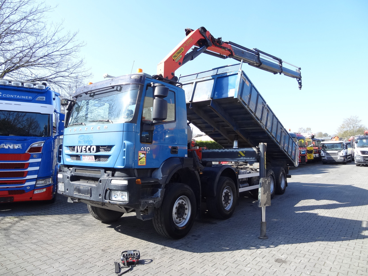 Iveco Trakker AD340T41 8X4 Kipper Kran Palfinger 23002 - Camião basculante, Camião grua: foto 1 Iveco Trakker AD340T41 8X4 Kipper Kran Palfinger 23002 - Camião basculante, Camião grua: foto 1
