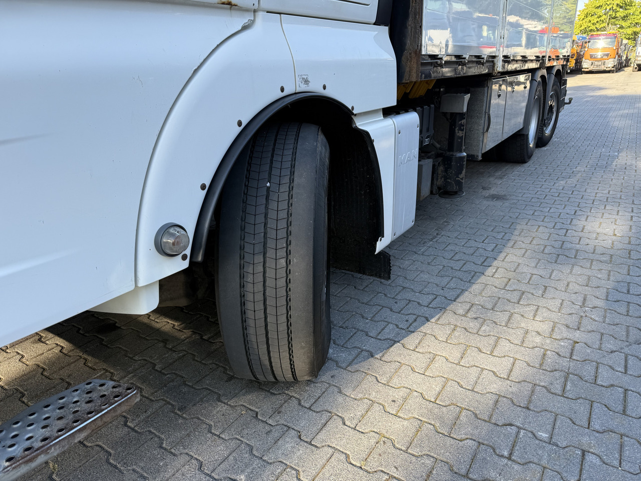 MAN TGX 26.480 6X2 Hiab 422 Bj 2017 bis 30 Meter - Camião grua, Camião de caixa aberta/ Plataforma: foto 2 MAN TGX 26.480 6X2 Hiab 422 Bj 2017 bis 30 Meter - Camião grua, Camião de caixa aberta/ Plataforma: foto 2
