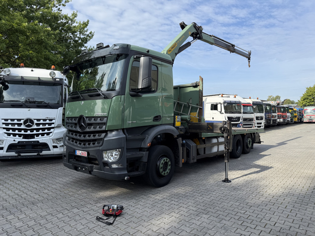 Mercedes-Benz Arocs 2542 6X2 Kran Palfinger 16001 - Camião de caixa aberta/ Plataforma, Camião grua: foto 1 Mercedes-Benz Arocs 2542 6X2 Kran Palfinger 16001 - Camião de caixa aberta/ Plataforma, Camião grua: foto 1