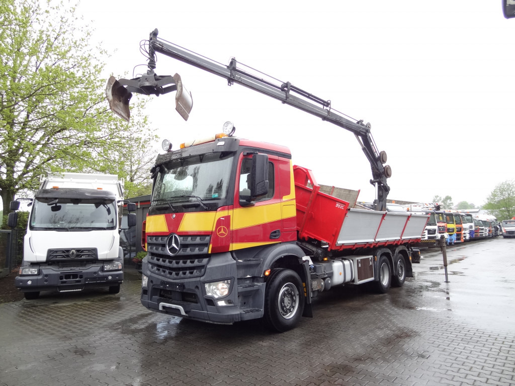 Mercedes-Benz Arocs 2545 6X2 Kipper mit Kran Hiab - Camião basculante, Camião grua: foto 1 Mercedes-Benz Arocs 2545 6X2 Kipper mit Kran Hiab - Camião basculante, Camião grua: foto 1