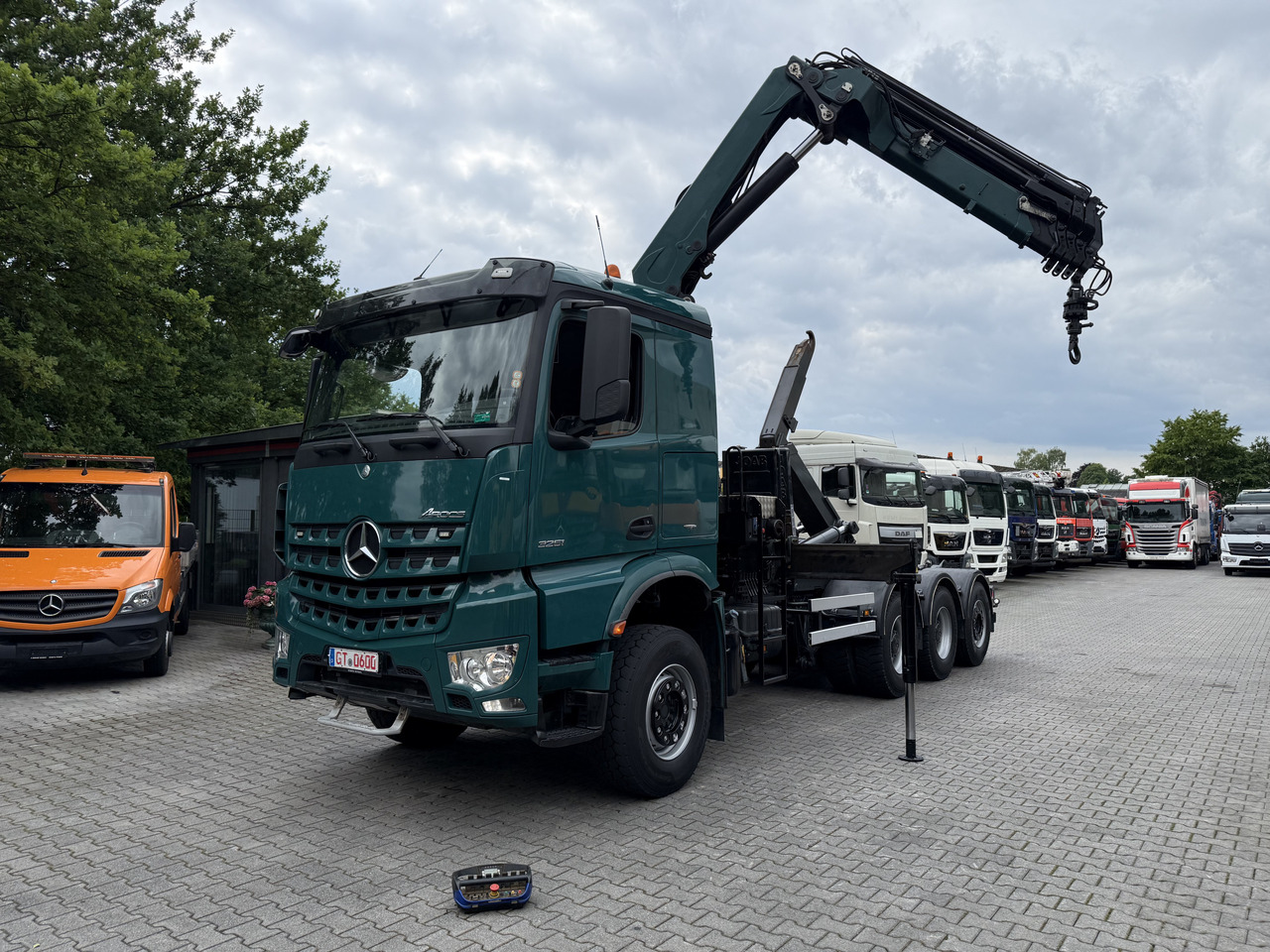 Mercedes-Benz Arocs 3251 8X4 Haken mit Kran HMF 2620 K5 - Camião polibenne, Camião grua: foto 1 Mercedes-Benz Arocs 3251 8X4 Haken mit Kran HMF 2620 K5 - Camião polibenne, Camião grua: foto 1
