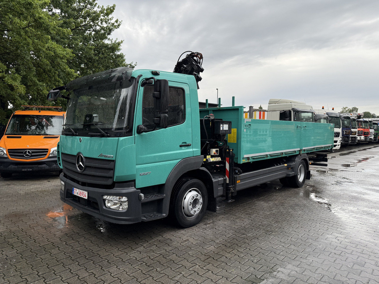 Mercedes-Benz Atego 1227 Kran MKG 96 - Camião de caixa aberta/ Plataforma, Camião grua: foto 1 Mercedes-Benz Atego 1227 Kran MKG 96 - Camião de caixa aberta/ Plataforma, Camião grua: foto 1