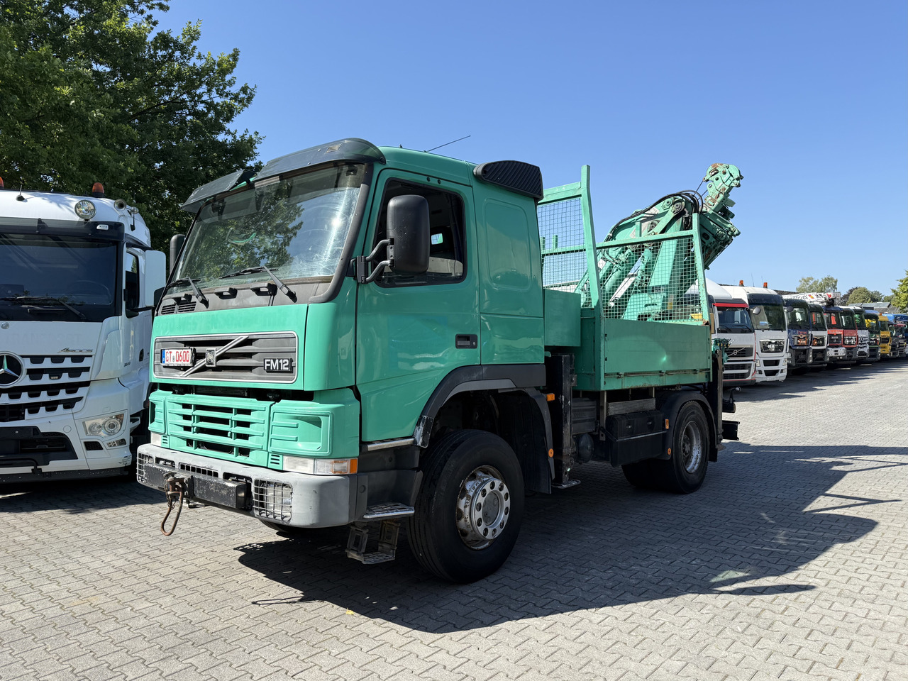 Volvo FM12 420 4X4 Kran MKG 300 bis 24 Meter - Camião de caixa aberta/ Plataforma, Camião grua: foto 1 Volvo FM12 420 4X4 Kran MKG 300 bis 24 Meter - Camião de caixa aberta/ Plataforma, Camião grua: foto 1