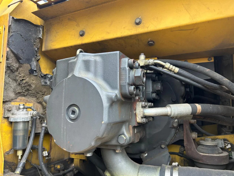 Escavadeira de rodas Komatsu PW200: foto 8 Escavadeira de rodas Komatsu PW200: foto 8