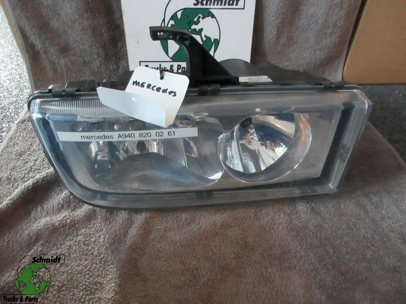 Mercedes-Benz A 940 820 02 61 KOPLAMP AXOR ATEGO NIEUWE OP VOORRAAD RECHTS - Farol dianteira por Camião: foto 1 Mercedes-Benz A 940 820 02 61 KOPLAMP AXOR ATEGO NIEUWE OP VOORRAAD RECHTS - Farol dianteira por Camião: foto 1
