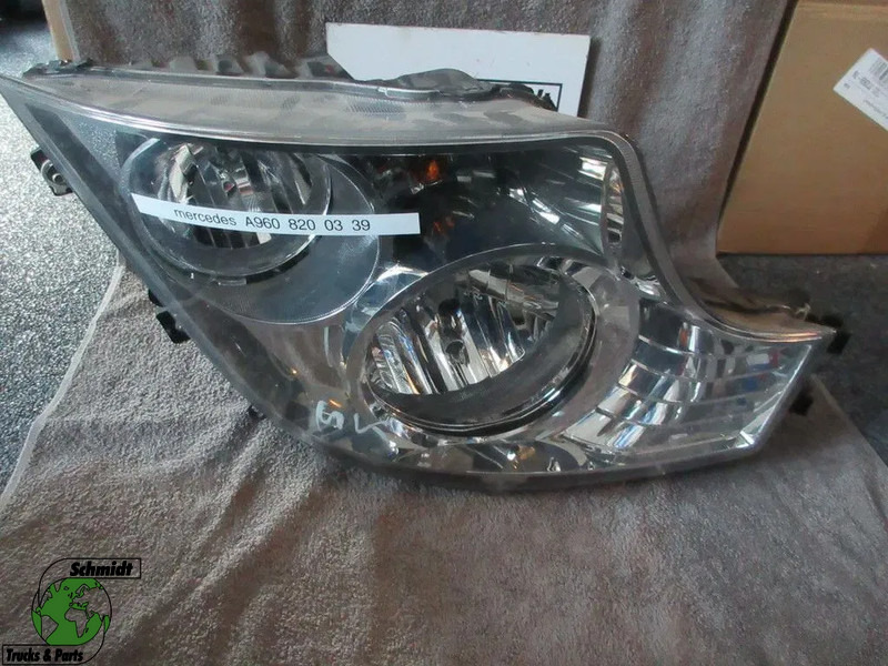Mercedes-Benz A 960 820 03 39 KOPLAMP MERCEDES 1845 MP 4 RECHTS EURO 6 - Farol dianteira por Camião: foto 1 Mercedes-Benz A 960 820 03 39 KOPLAMP MERCEDES 1845 MP 4 RECHTS EURO 6 - Farol dianteira por Camião: foto 1