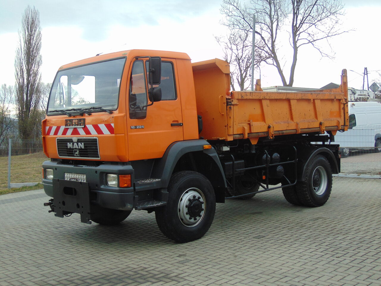 MAN 18-224 4x4 KIPER - Camião basculante: foto 1 MAN 18-224 4x4 KIPER - Camião basculante: foto 1