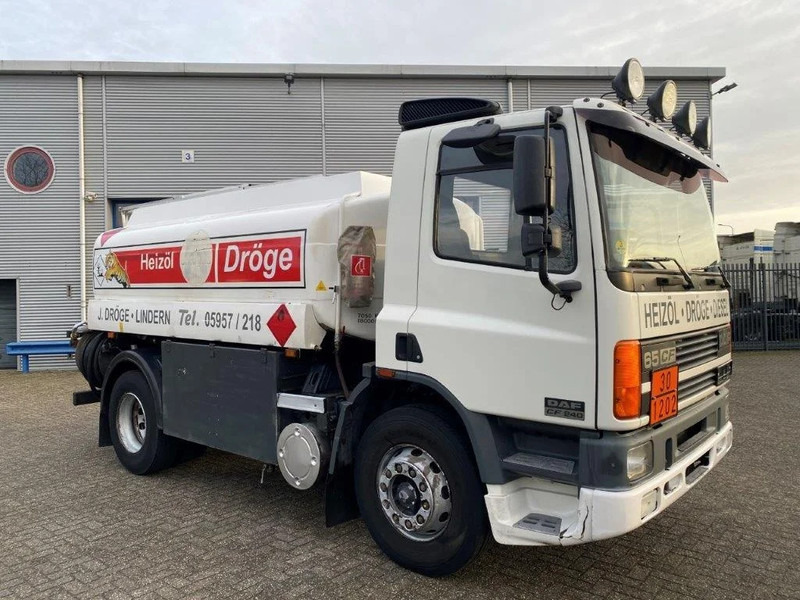 DAF 65CF-240 / FULL STEEL / POMP / 3 COMPARTIMENTS / 8350 LITER / ONLY:25969 KM / EURO-2 / MANUAL / GOOD CONDITION - Caminhão tanque: foto 2 DAF 65CF-240 / FULL STEEL / POMP / 3 COMPARTIMENTS / 8350 LITER / ONLY:25969 KM / EURO-2 / MANUAL / GOOD CONDITION - Caminhão tanque: foto 2