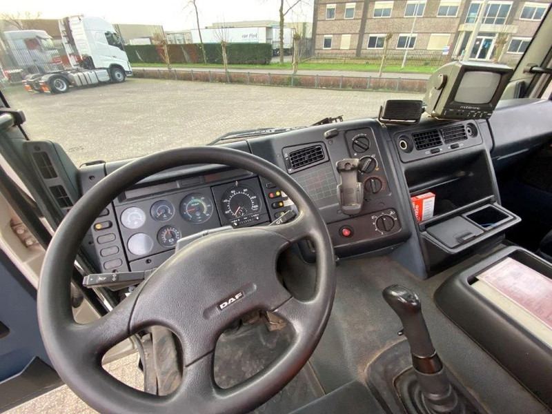 Fotografia de interior 2: Leasing de DAF 65CF-240 / FULL STEEL / POMP / 3 COMPARTIMENTS / 8350 LITER / ONLY:25969 KM / EURO-2 / MANUAL / GOOD CONDITION DAF 65CF-240 / FULL STEEL / POMP / 3 COMPARTIMENTS / 8350 LITER / ONLY:25969 KM / EURO-2 / MANUAL / GOOD CONDITION