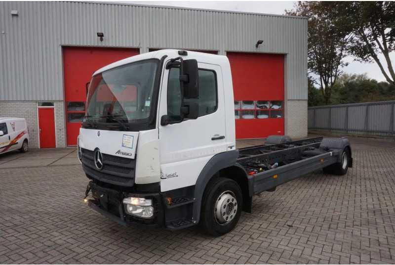 Mercedes-Benz ATEGO 1221 / ENGINE RUNNING / ONLY:253095 KM / AUTOMATIC / EURO-6 / 2017 - Camião chassi: foto 1 Mercedes-Benz ATEGO 1221 / ENGINE RUNNING / ONLY:253095 KM / AUTOMATIC / EURO-6 / 2017 - Camião chassi: foto 1