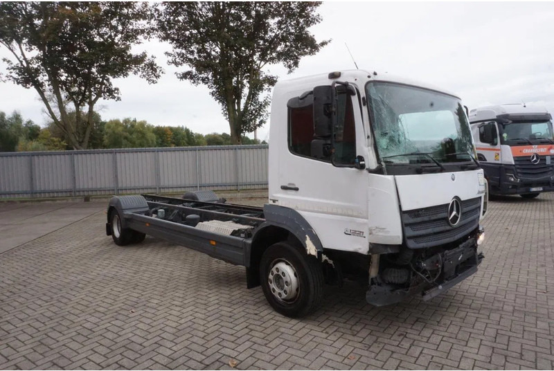 Mercedes-Benz ATEGO 1221 / ENGINE RUNNING / ONLY:253095 KM / AUTOMATIC / EURO-6 / 2017 - Camião chassi: foto 2 Mercedes-Benz ATEGO 1221 / ENGINE RUNNING / ONLY:253095 KM / AUTOMATIC / EURO-6 / 2017 - Camião chassi: foto 2