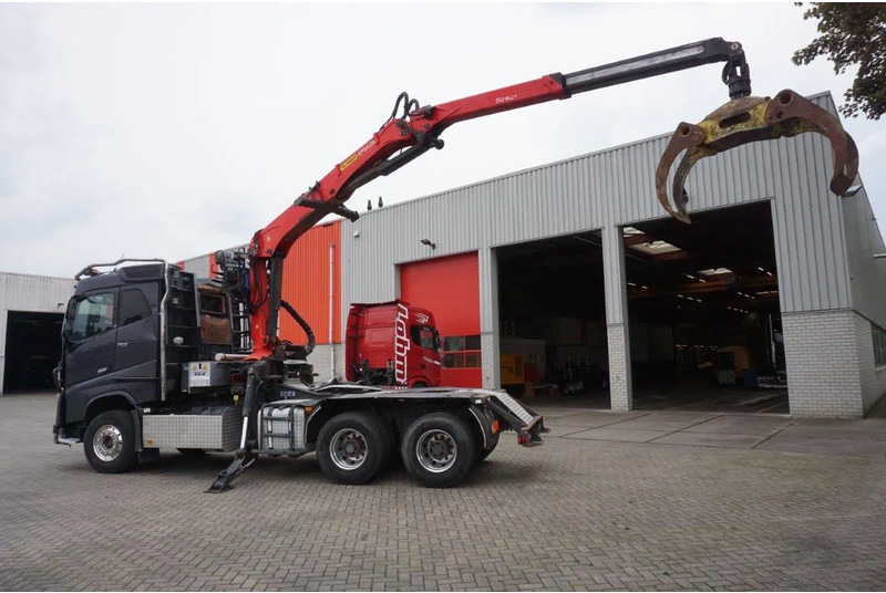Volvo FH16-750 / ENGINE RUNNING / 6x4 / RETARDER / BIG AXLE / VEB+ / PALFINGER FD250 / EURO-6 / 2016 - Camião de transporte de madeira, Camião grua: foto 5 Volvo FH16-750 / ENGINE RUNNING / 6x4 / RETARDER / BIG AXLE / VEB+ / PALFINGER FD250 / EURO-6 / 2016 - Camião de transporte de madeira, Camião grua: foto 5