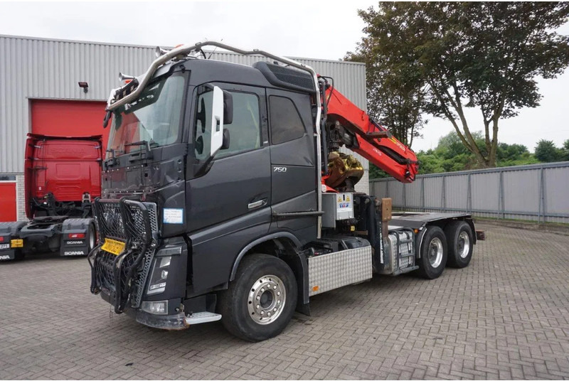 Volvo FH16-750 / ENGINE RUNNING / 6x4 / RETARDER / BIG AXLE / VEB+ / PALFINGER FD250 / EURO-6 / 2016 - Camião de transporte de madeira, Camião grua: foto 2 Volvo FH16-750 / ENGINE RUNNING / 6x4 / RETARDER / BIG AXLE / VEB+ / PALFINGER FD250 / EURO-6 / 2016 - Camião de transporte de madeira, Camião grua: foto 2