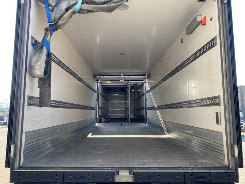 Volvo FM4-420 / COMPLETE COOL+FREEZE COMBI / CHEREAU / THROUGH-LOADING SYSTEM / 2XPLATFORM DHOLLANDIA / FREEZING LOCK / AUTOMATIC / EU - Camião frigorífico: foto 5 Volvo FM4-420 / COMPLETE COOL+FREEZE COMBI / CHEREAU / THROUGH-LOADING SYSTEM / 2XPLATFORM DHOLLANDIA / FREEZING LOCK / AUTOMATIC / EU - Camião frigorífico: foto 5