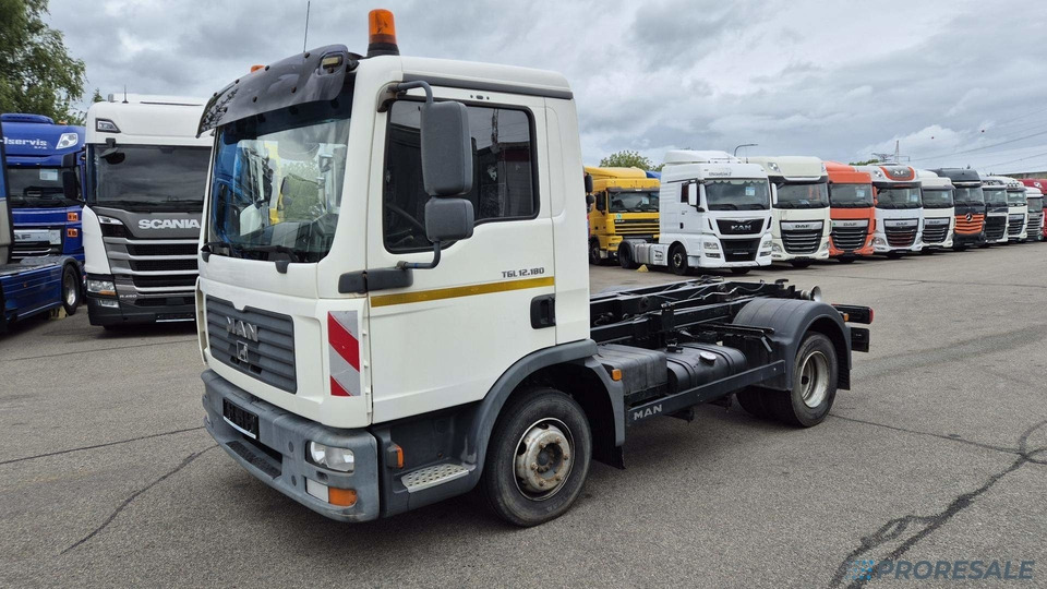 MAN TGL 12.180 4x2 BB EURO 3 - Hákový nosič kontejnerů - Camião polibenne: foto 2 MAN TGL 12.180 4x2 BB EURO 3 - Hákový nosič kontejnerů - Camião polibenne: foto 2