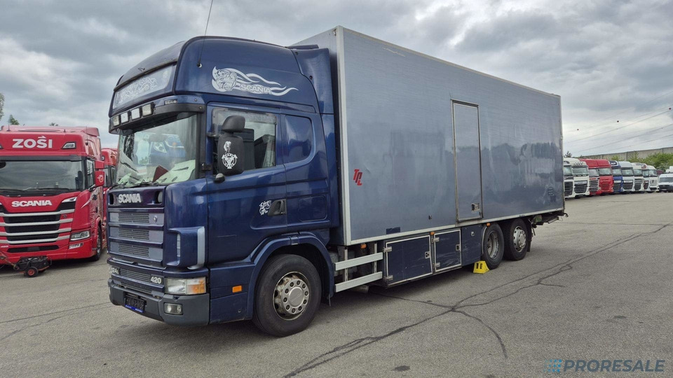 SCANIA R124 LB 6X2 EURO 3 - skříňový + hydraulické čelo - Camião furgão: foto 2 SCANIA R124 LB 6X2 EURO 3 - skříňový + hydraulické čelo - Camião furgão: foto 2