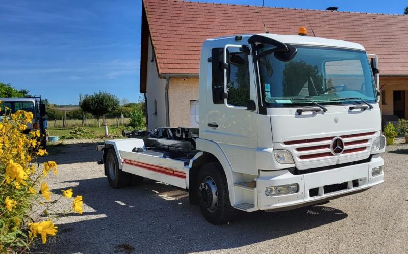 Mercedes Atego - Camião multibenne: foto 1 Mercedes Atego - Camião multibenne: foto 1