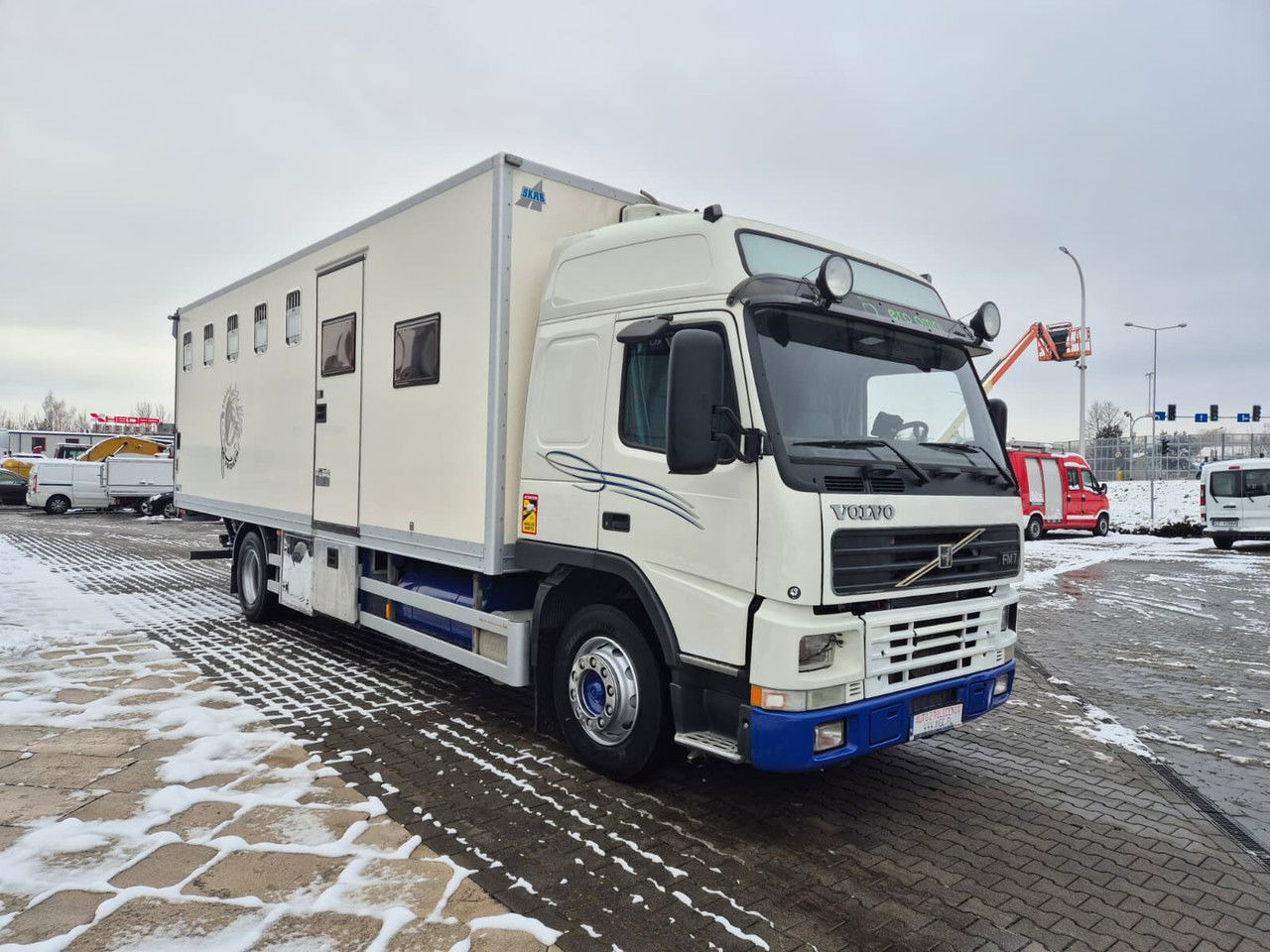 VOLVO FM 7 5 Horses / 3 People Live Cabin / 1 Owner / Serviced - Camião de transporte de cavalos: foto 4 VOLVO FM 7 5 Horses / 3 People Live Cabin / 1 Owner / Serviced - Camião de transporte de cavalos: foto 4