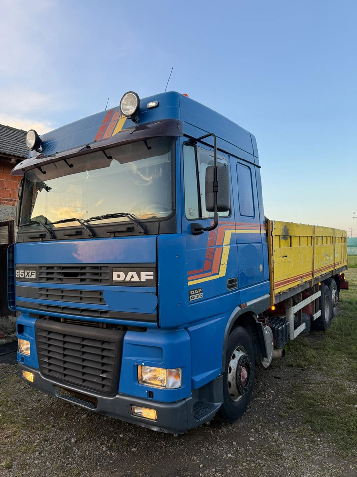DAF XF 95.380 6X2 stake body - Camião de caixa aberta/ Plataforma: foto 1 DAF XF 95.380 6X2 stake body - Camião de caixa aberta/ Plataforma: foto 1