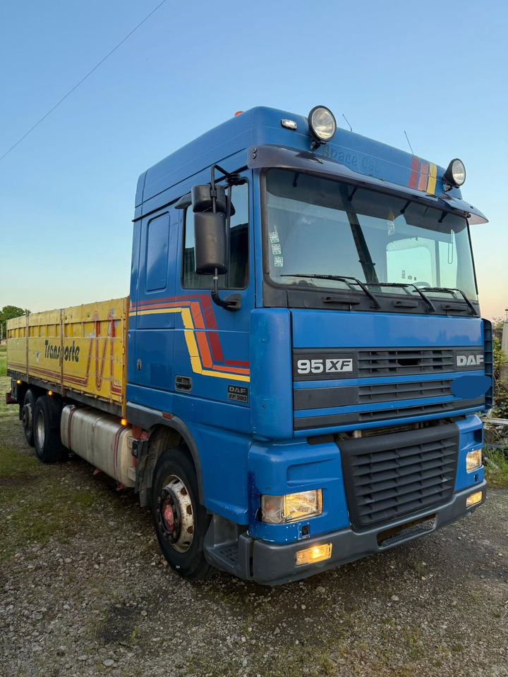 DAF XF 95.380 6X2 stake body - Camião de caixa aberta/ Plataforma: foto 2 DAF XF 95.380 6X2 stake body - Camião de caixa aberta/ Plataforma: foto 2