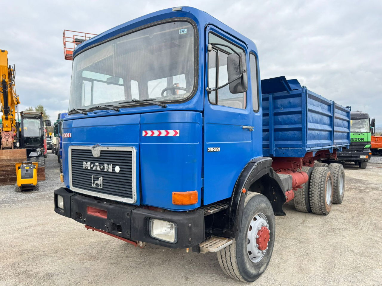 MAN 26.281 6x6 3 sided tipper - ZF gearbox - Camião basculante: foto 1 MAN 26.281 6x6 3 sided tipper - ZF gearbox - Camião basculante: foto 1